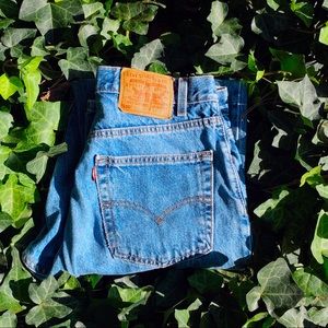 Vintage medium wash Levi’s 550 {31"} {10/12}